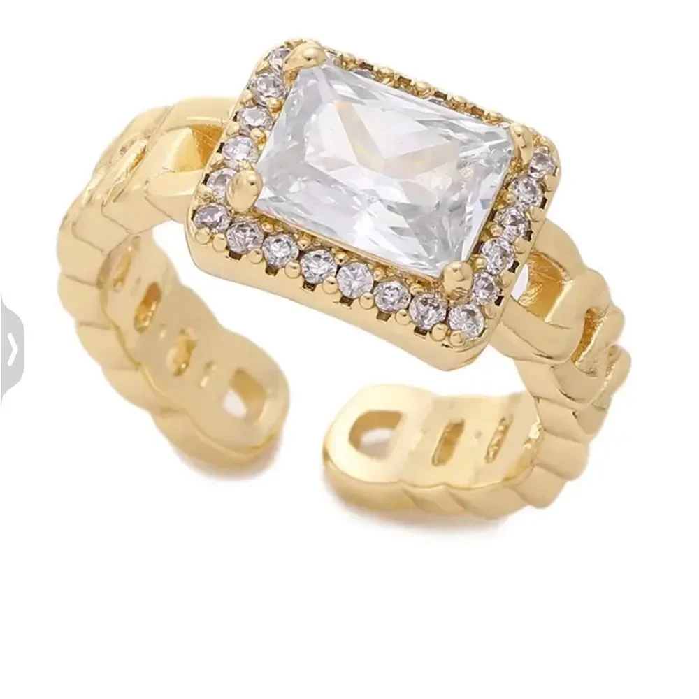 GOLDTONE RESIZABLE COCKTAIL‎ RING WITH PURPLE COLORED STONE